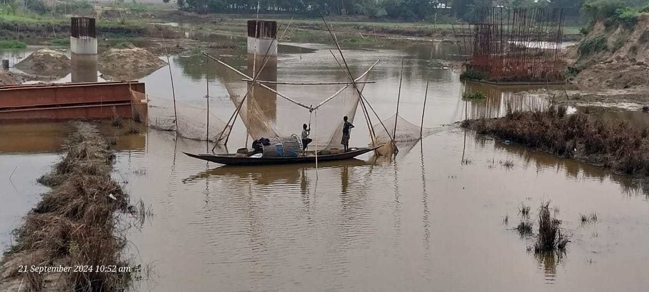 কুলাউড়ায় সরকারি জলমহাল জবরদখল করে মাছ লুটের অভিযোগ