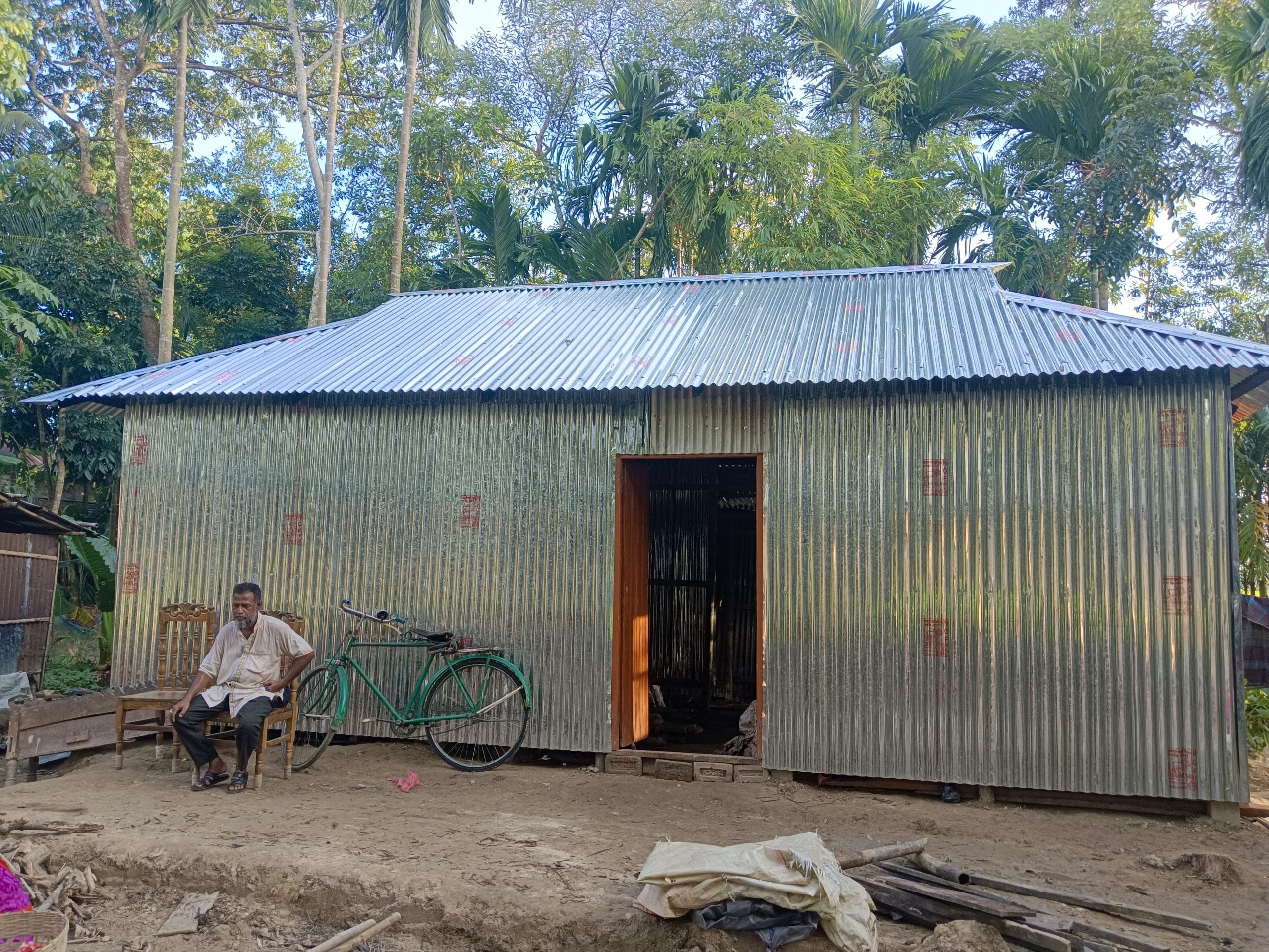 কুলাউড়ায় রাশেদ আলী ফাউন্ডেশনের ঘর পেল দিনমজুর বেনু মালাকারের পরিবার