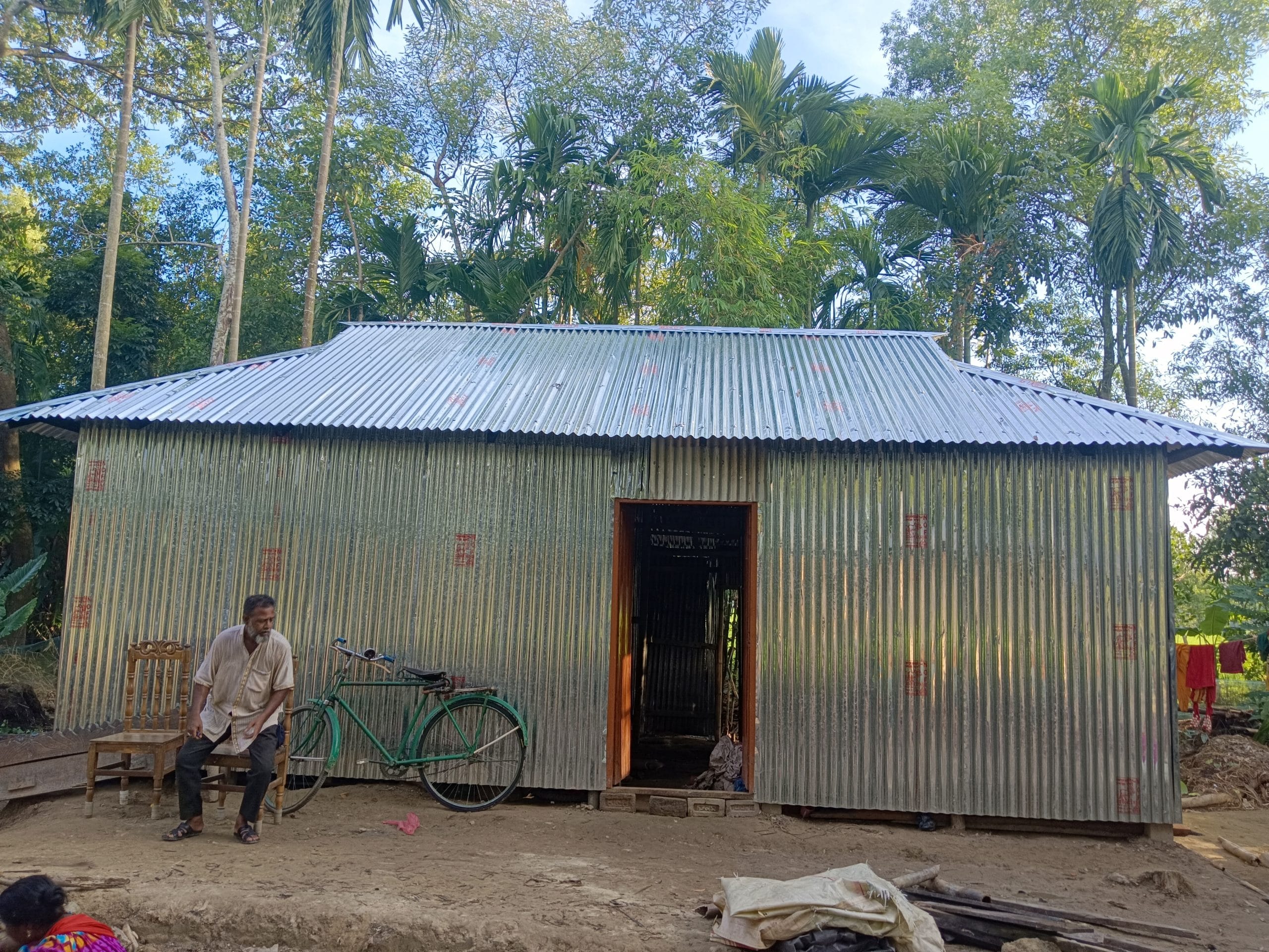 কুলাউড়ায় রাশেদ আলী ফাউন্ডেশনের ঘর পেল দিনমজুর বেনু মালাকার