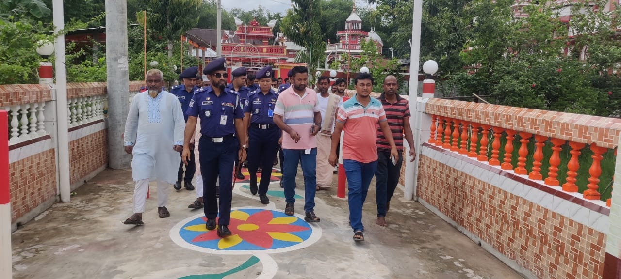 কুলাউড়ায় বিভিন্ন পূজা মণ্ডপ পরিদর্শন করেন: এসপি জাহাঙ্গীর