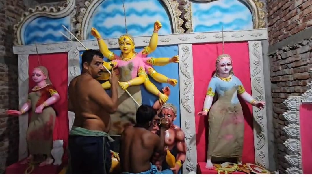 শিল্পীদের হাতের ছোঁয়ায় মাটির প্রতিমা হয়ে উঠছে অপরূপ