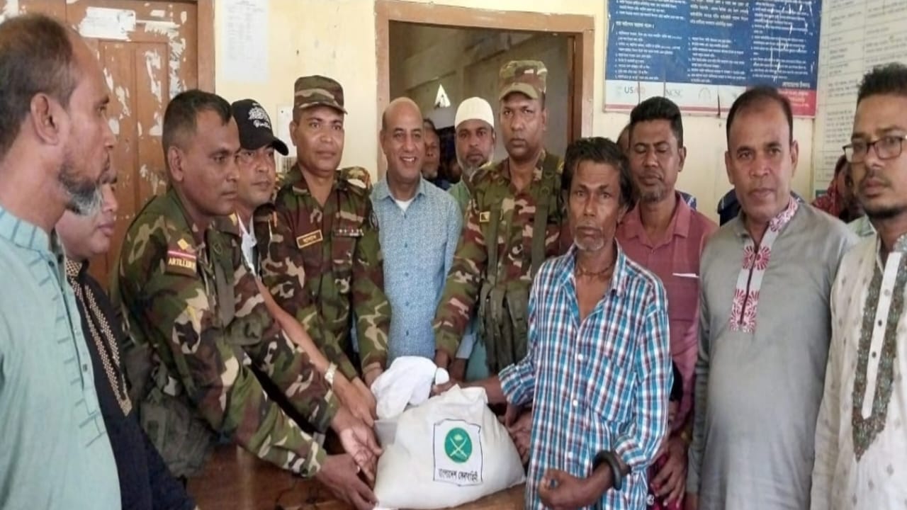 কুলাউড়ার জয়চন্ডীতে সেনাবাহিনীর পক্ষ থেকে খাদ্য সামগ্রী বিতর