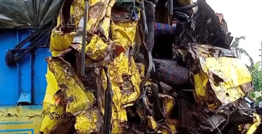 টাঙ্গাইলের ট্রাক ক্যাভার্ডভ্যান মুখোমুঝি সংঘর্ষ  চালক ও হেলপার নিহত