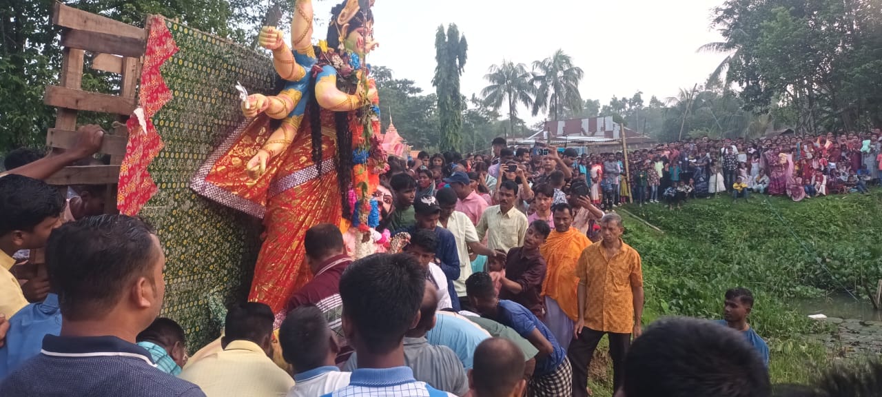 বড়লেখায় প্রতিমা বিসর্জনের মধ্য দিয়ে দুর্গাপূজা সম্পন্ন