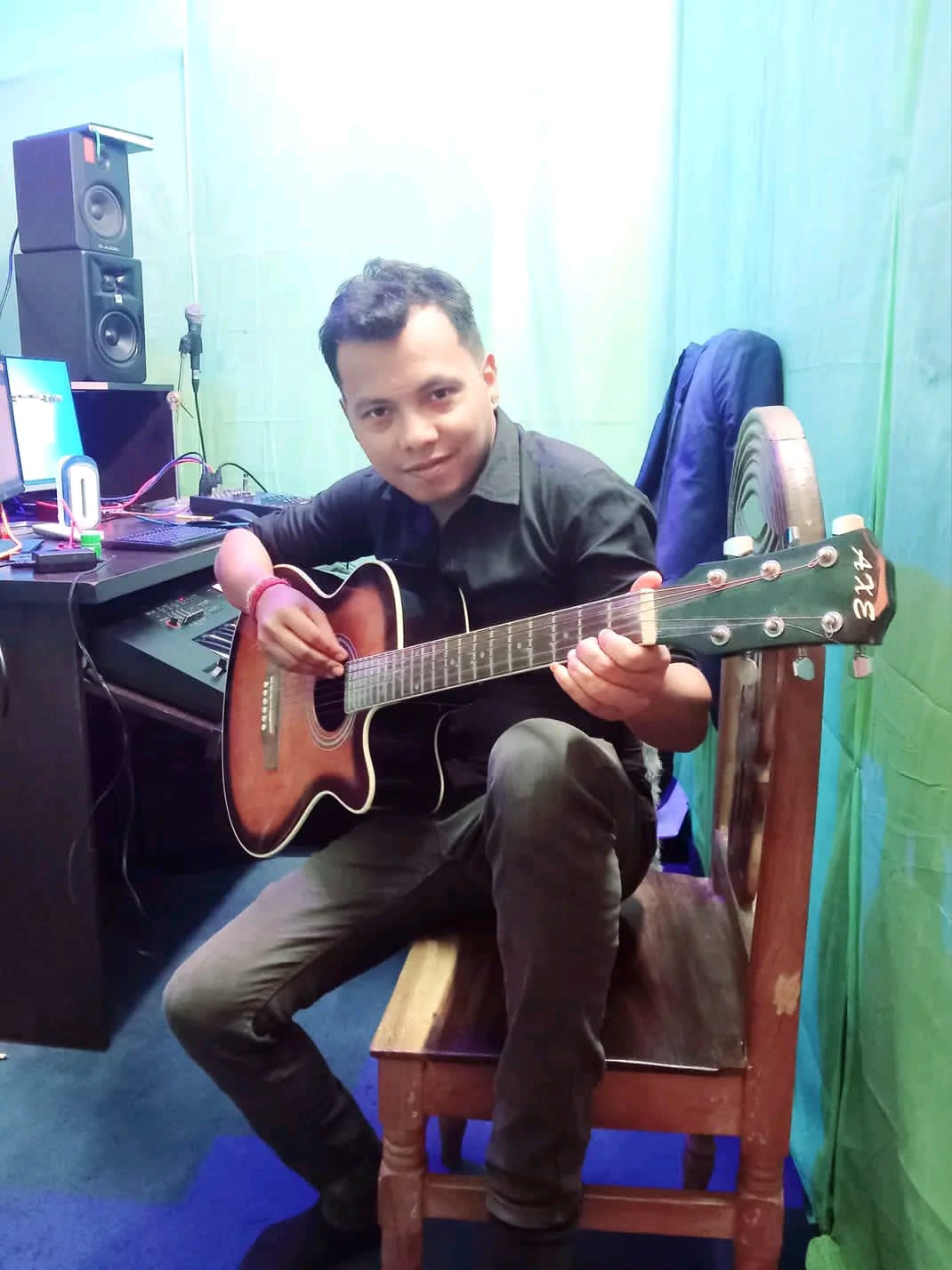 আজকে গীতিকার এবং সাংবাদিক “এডি পিনব” এর জন্মদিন