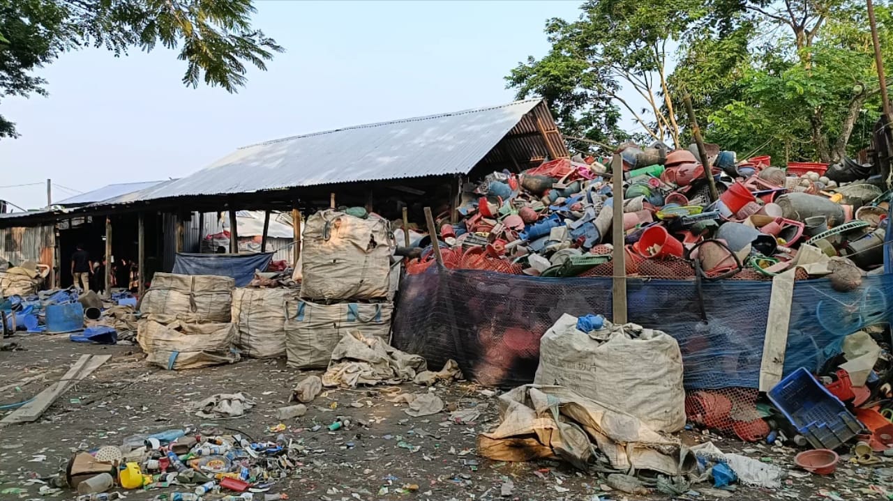 আবাসিক এলাকায় প্লাস্টিক রিসাইক্লিং কারখানা বন্ধের দাবি