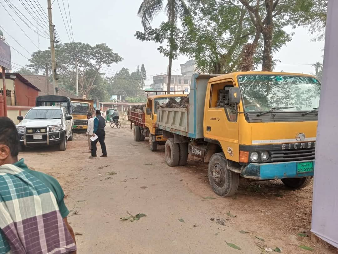 কুলাউড়ায় মাটি পাচারকালে ৩ ট্রাক আটক মুলহোতা ধরাছোঁয়ার বাইরে