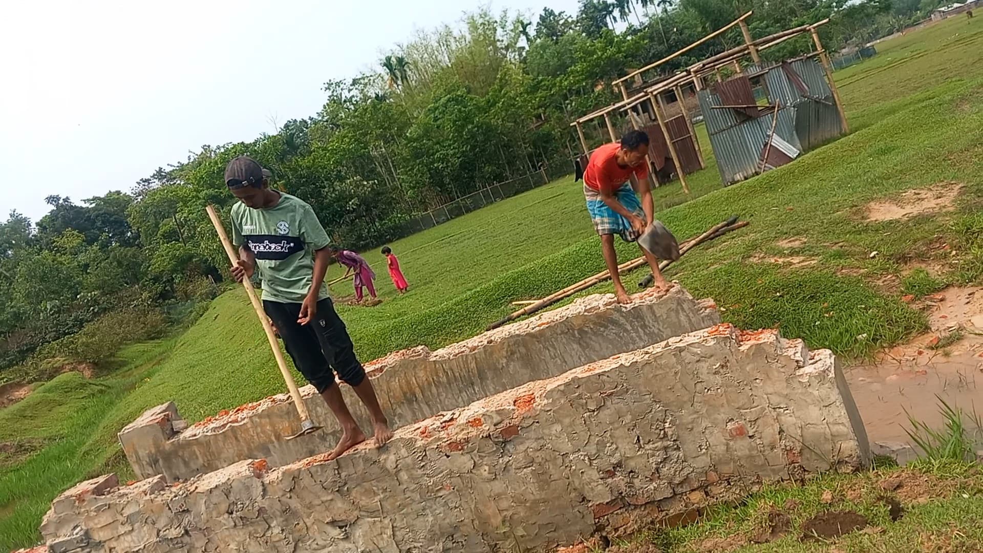 কুলাউড়ার জয়চন্ডীতে সরকারি কালভার্ট ভাঙার অভিযোগে আটক ২