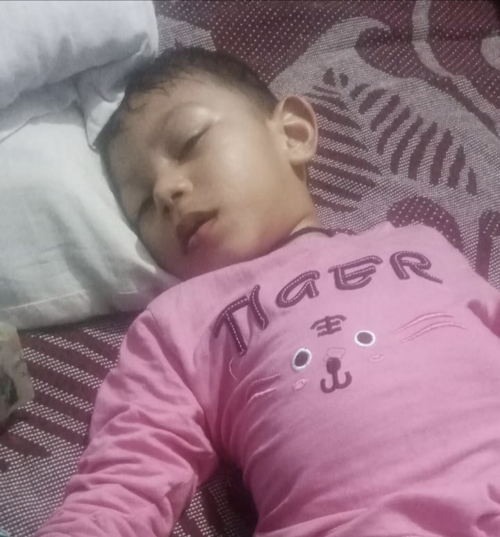 বাচঁতে চায় অবুঝ শিশু আয়ান ছেলেকে বাঁচানোর জন্য মায়ের আকুতি