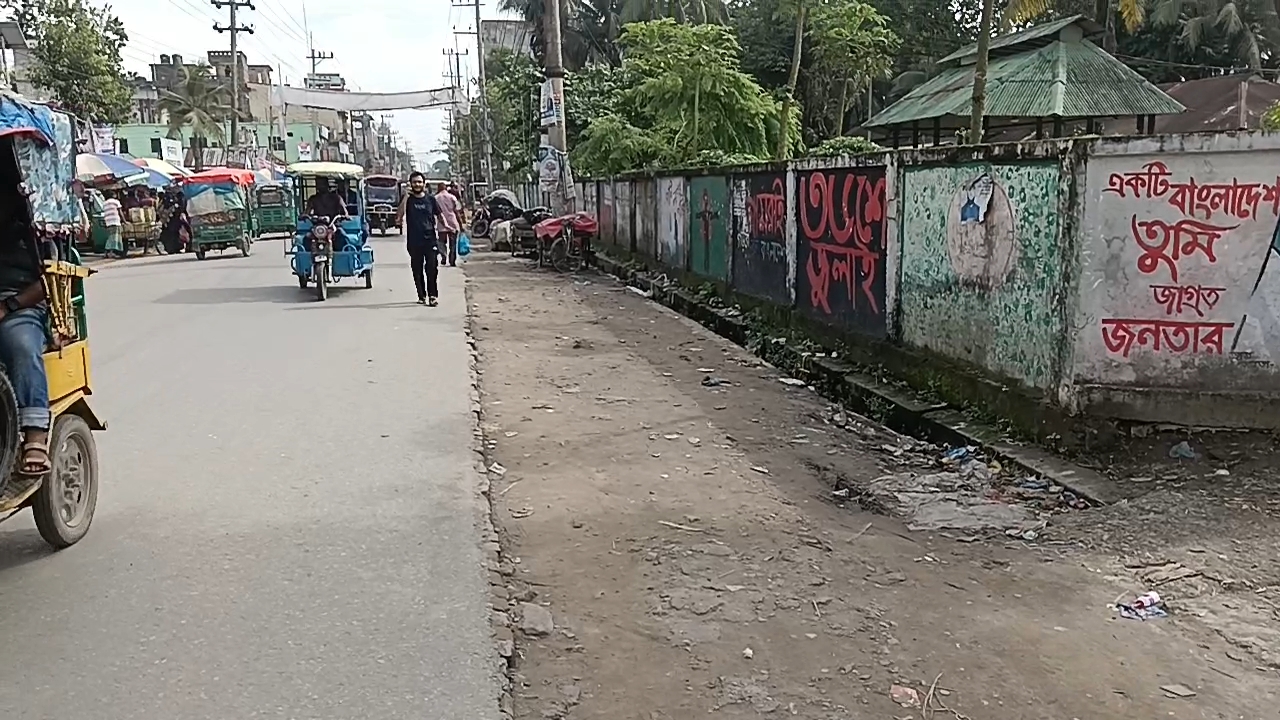কুলাউড়া থানা এরিয়ার ফুটপাত দখল মুক্ত করল: পুলিশ প্রশাসন