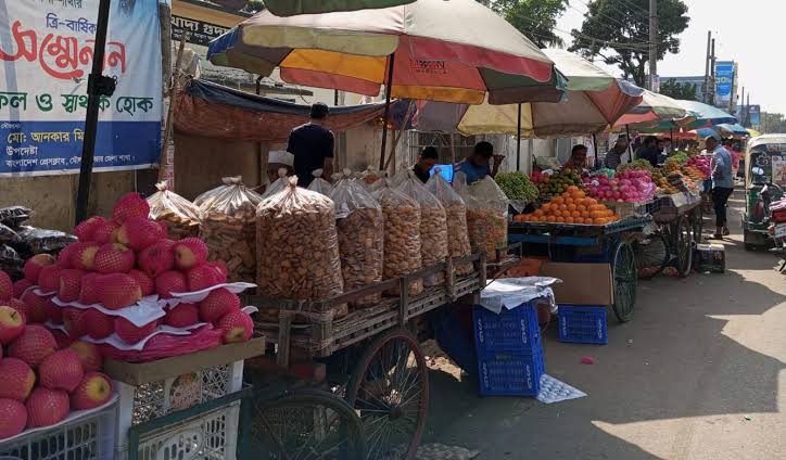 কুলাউড়ায় ফুটপাত ও সড়ক দখল করে অবৈধ ব্যবসা, থানা বাজার নামে পরিচিতির চেষ্টা