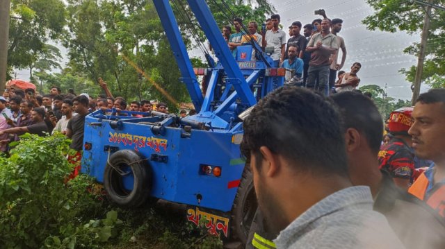 নোয়াখালীতে মর্মান্তিক সড়ক দুর্ঘটনায় একই পরিবারের ৭ জনের মৃত্যু